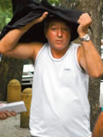 Amante e amiga da viúva caçados pela lei